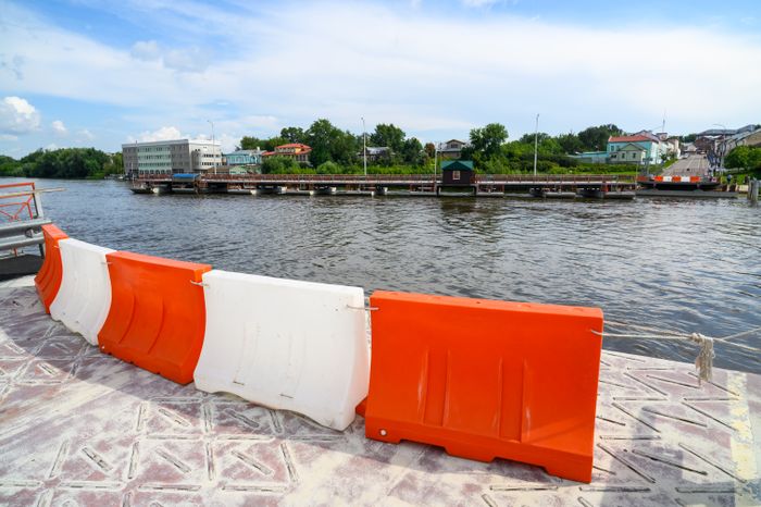 Наплавной разводной Бобреневский мост в Коломне через Москву-реку