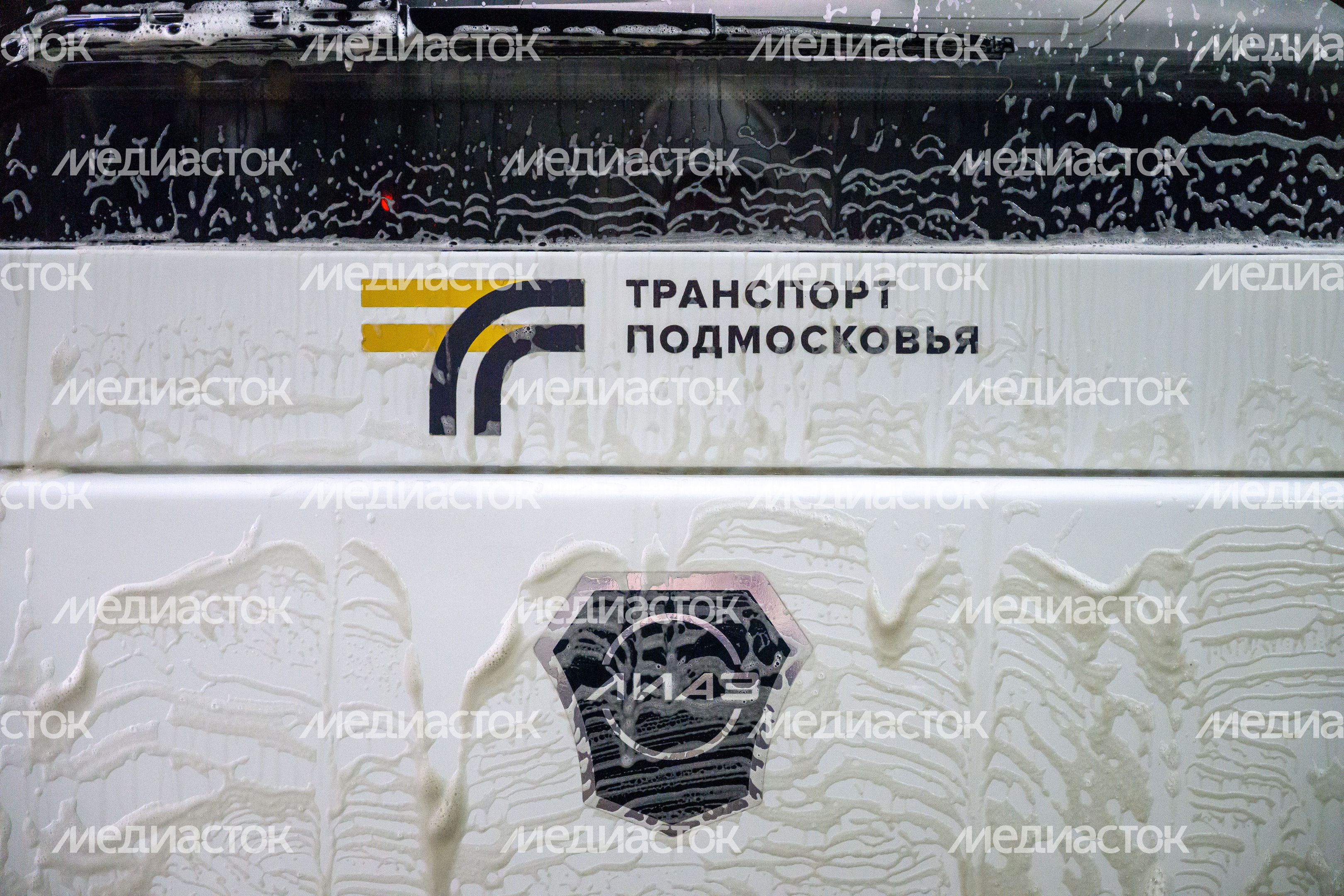 Мойка кузова автобуса перед отправлением в рейс Мойка кузова автобуса перед отправлением в рейс