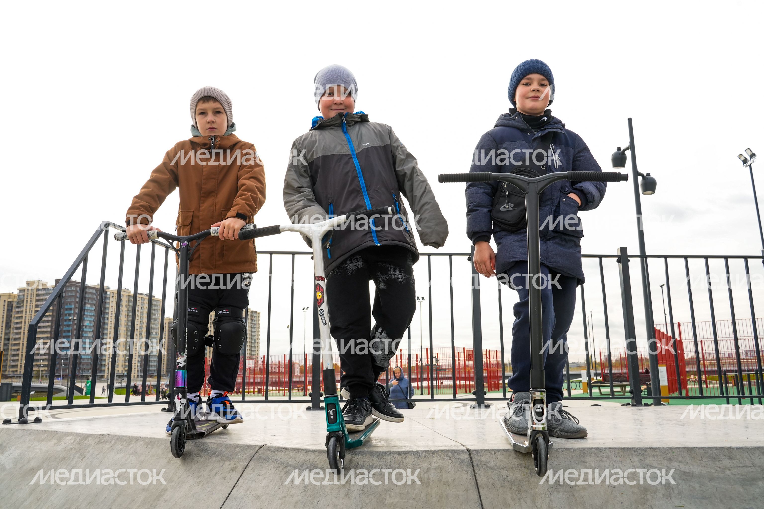 В Люберцах благоустроили парк "Дружба" с пешеходным мостом через озеро Черное В Люберцах благоустроили парк "Дружба" с пешеходным мостом через озеро Черное