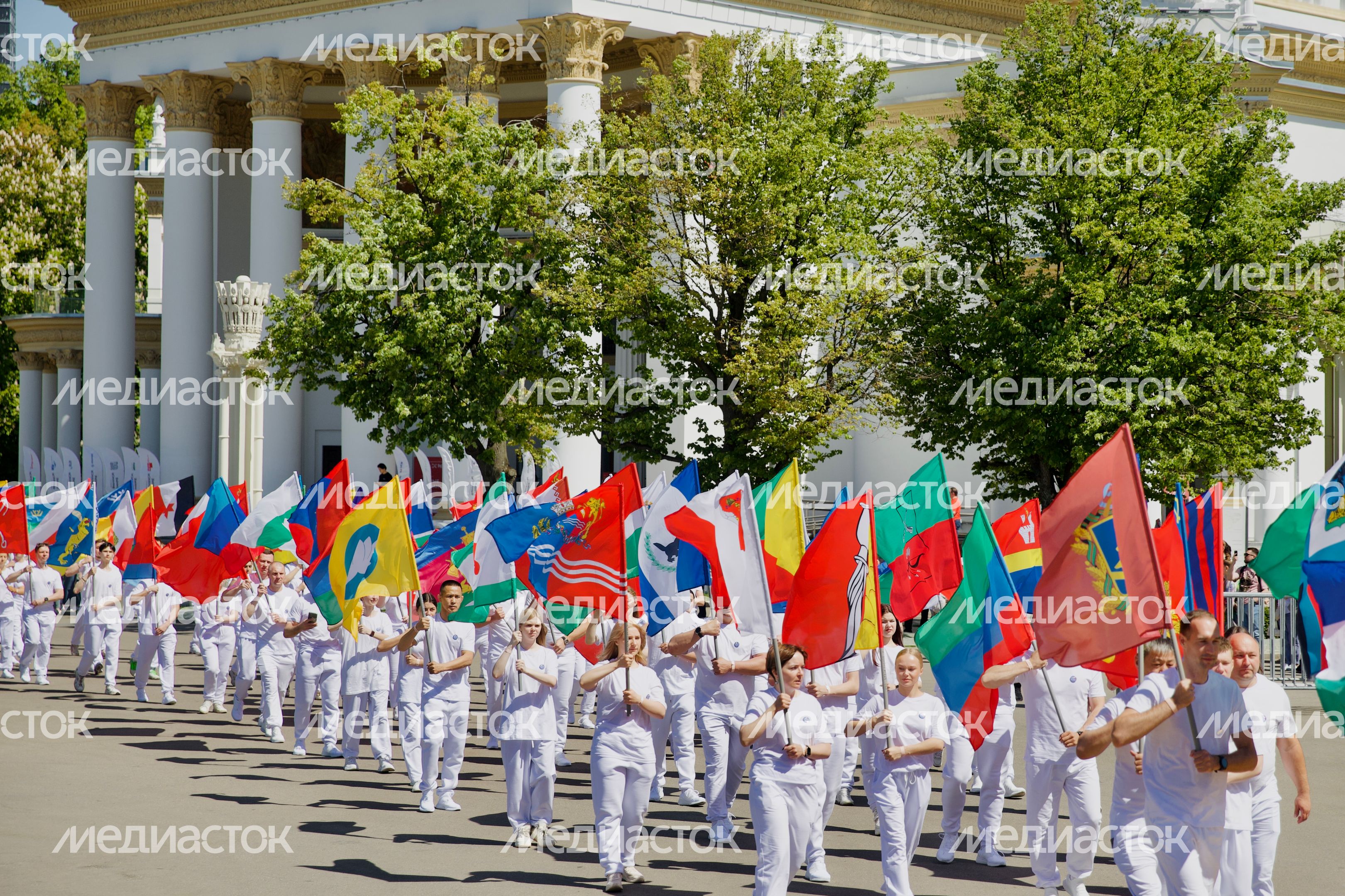 Подмосковные спортсмены с семьями присоединились к параду-шествию на ВДНХ