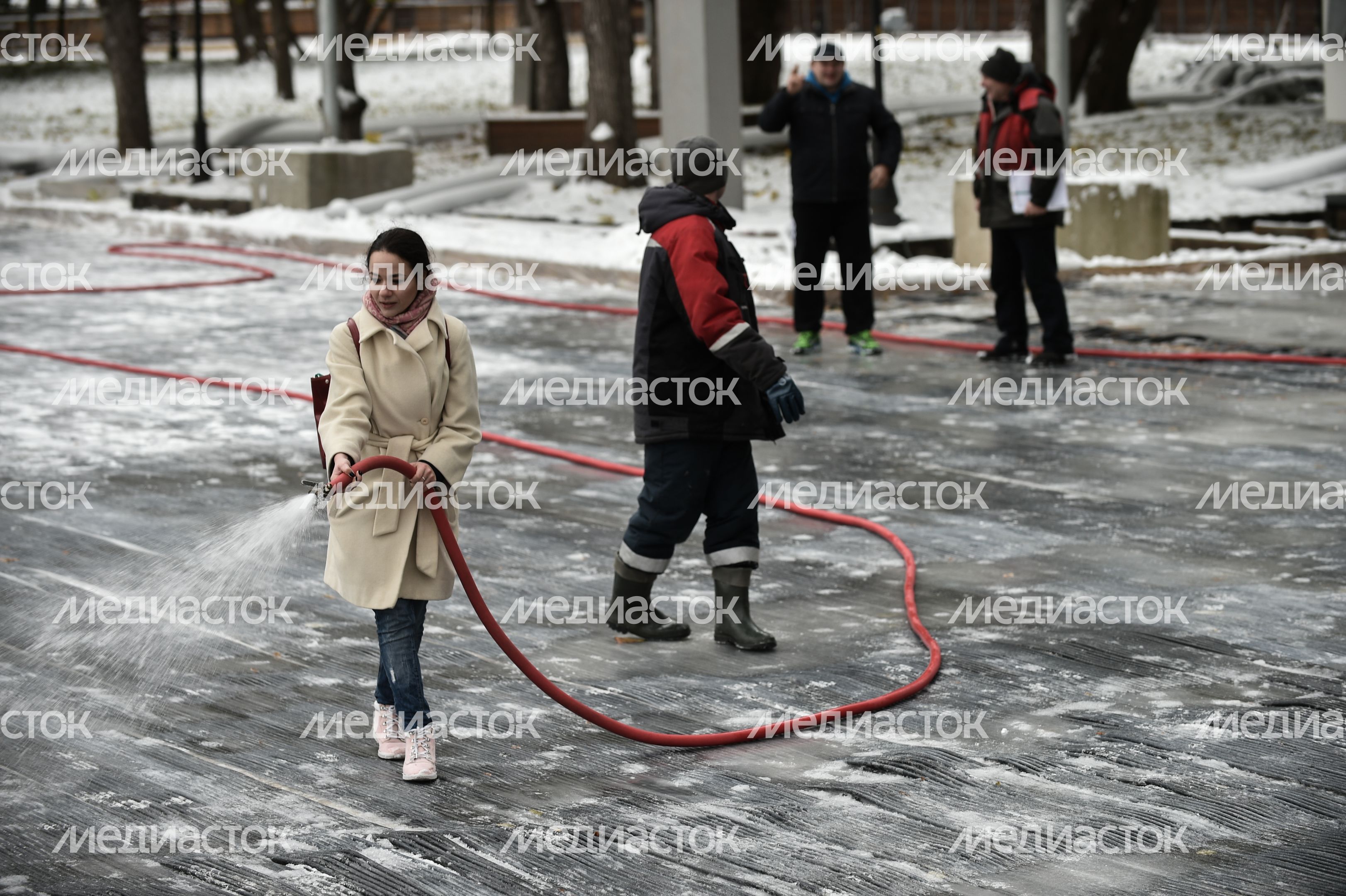 Подготовка катка в парке Горького