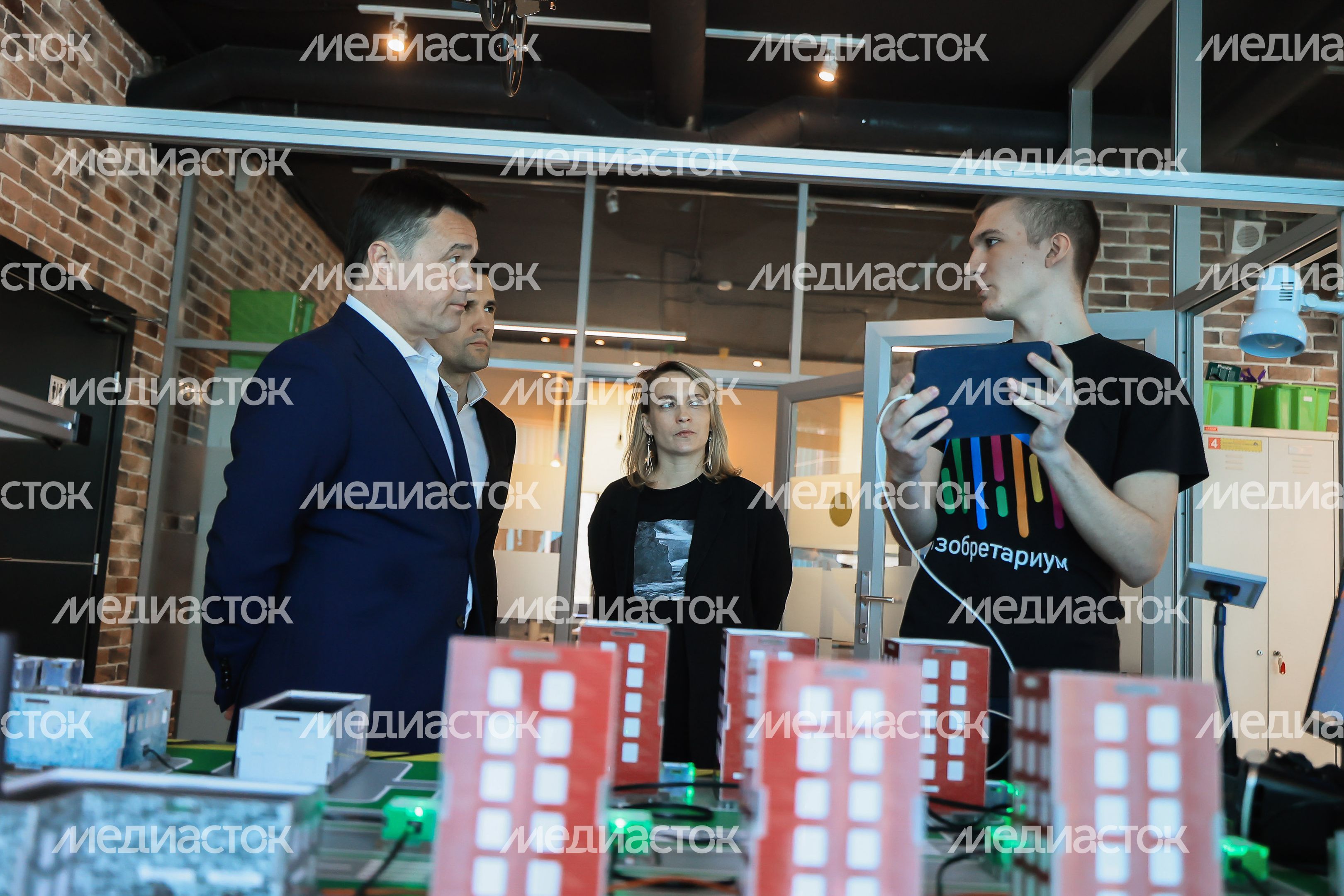 Представление учащимися «Изобретариума» своих разработок Губернатору Подмосковья
