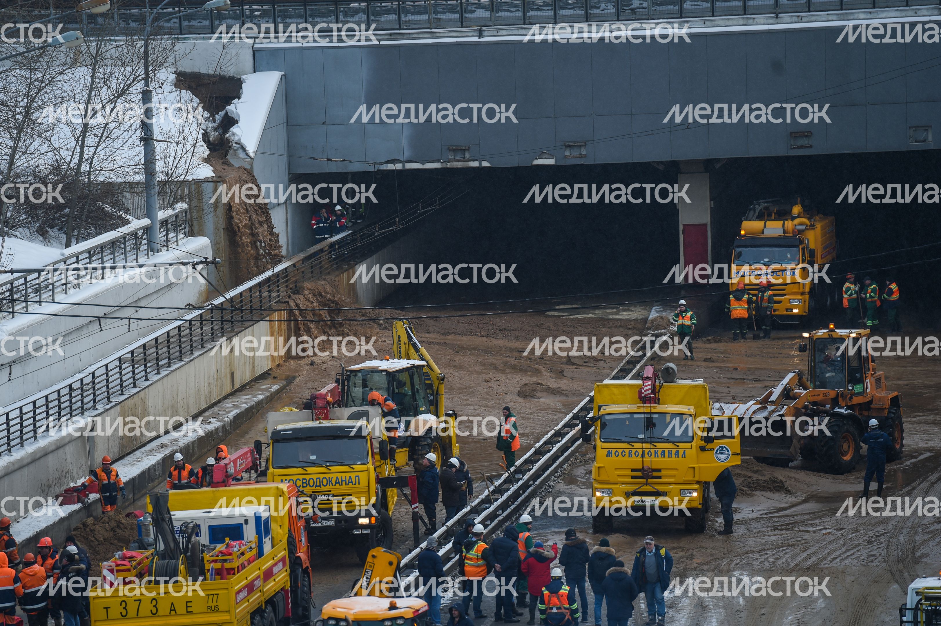 Тушинский тоннель затопило в Москве Тушинский тоннель затопило в Москве