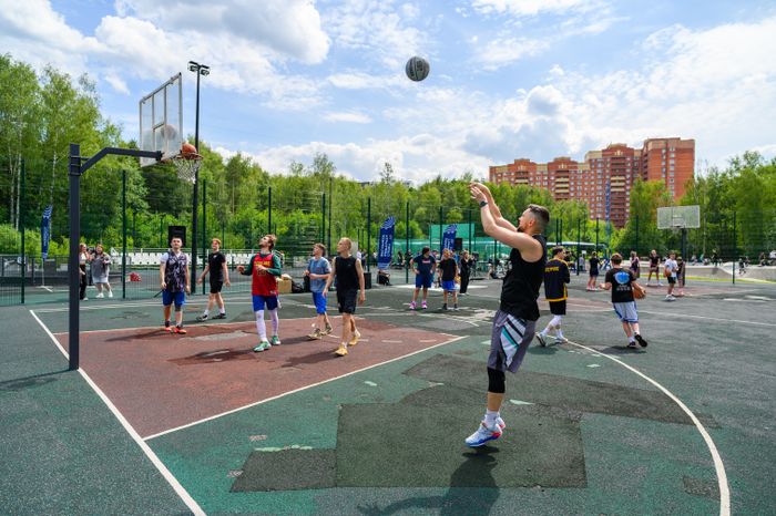 Соревнования по баскетболу в День молодежи в Пестовском парке округа Балашиха