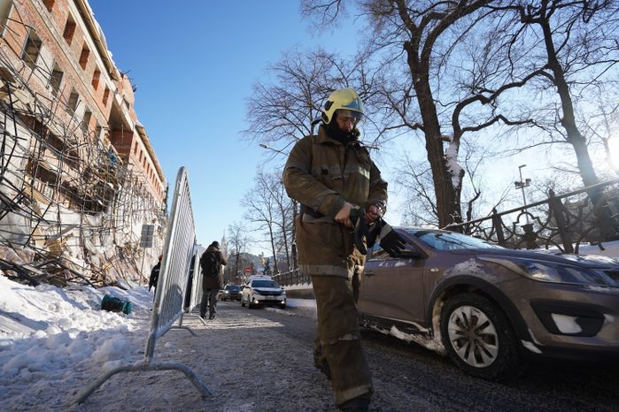 Кадры с места обрушения строительных лесов на Лубянском проезде в Москве