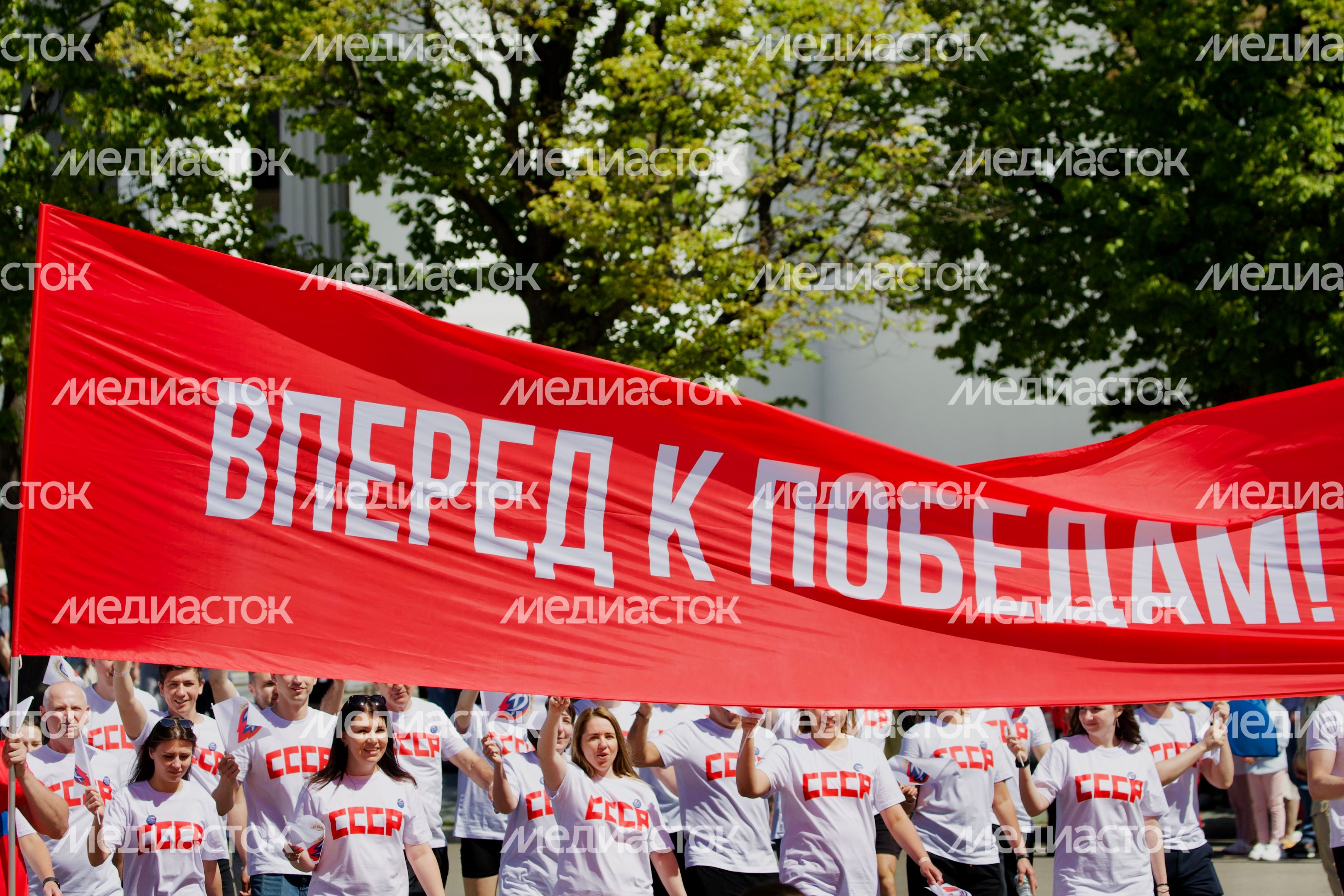 Подмосковные спортсмены с семьями присоединились к параду-шествию на ВДНХ