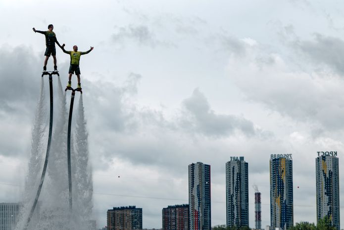 Водное флайборд-шоу провели на пляже «Рублево» на подмосковном солнечном сап-фесте в Красногорске