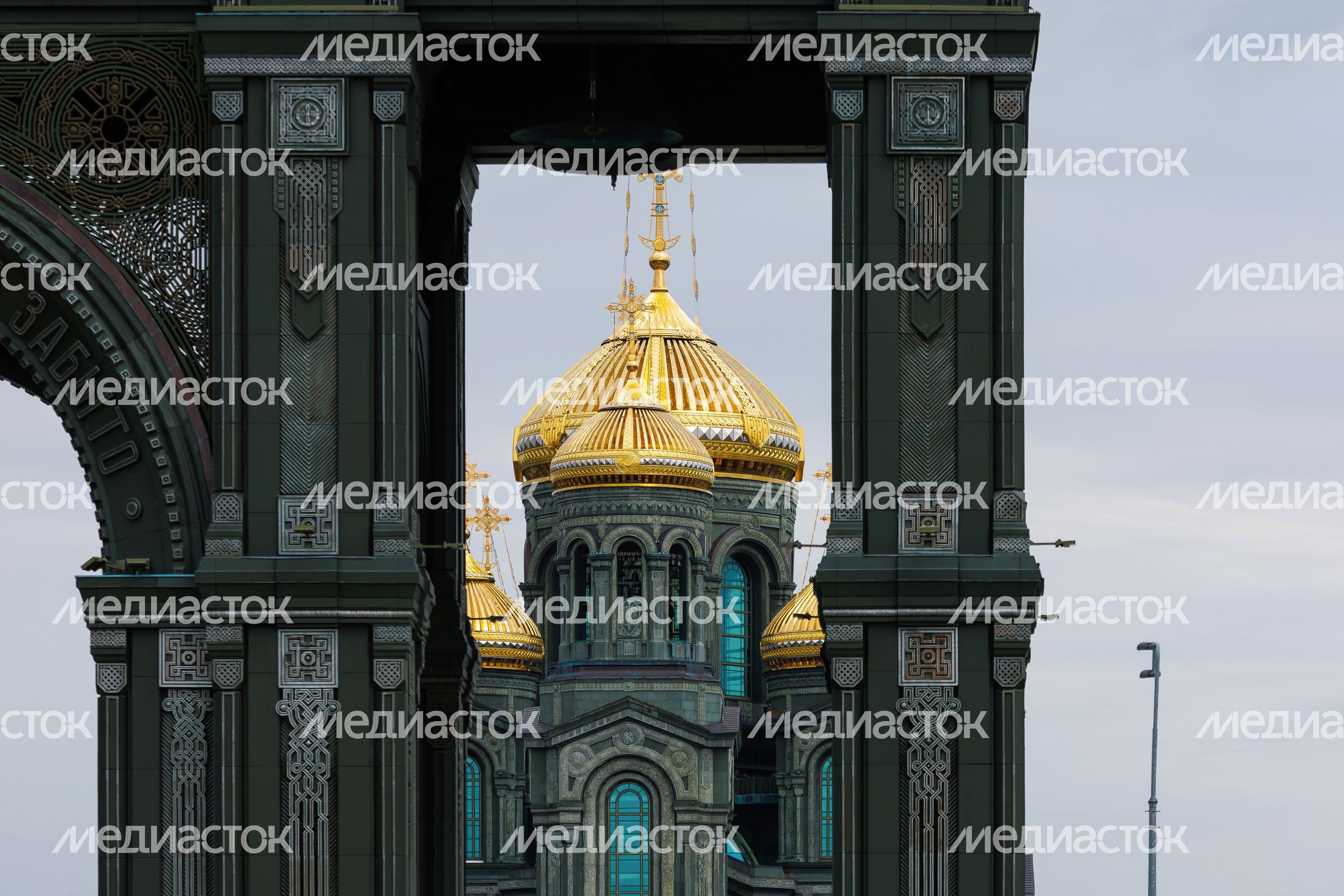 Триумфальная арка с карильоном у Главного храма ВС РФ в Центральном парке «Патриот» Одинцовского округа Триумфальная арка с карильоном у Главного храма ВС РФ в Центральном парке «Патриот» Одинцовского округа