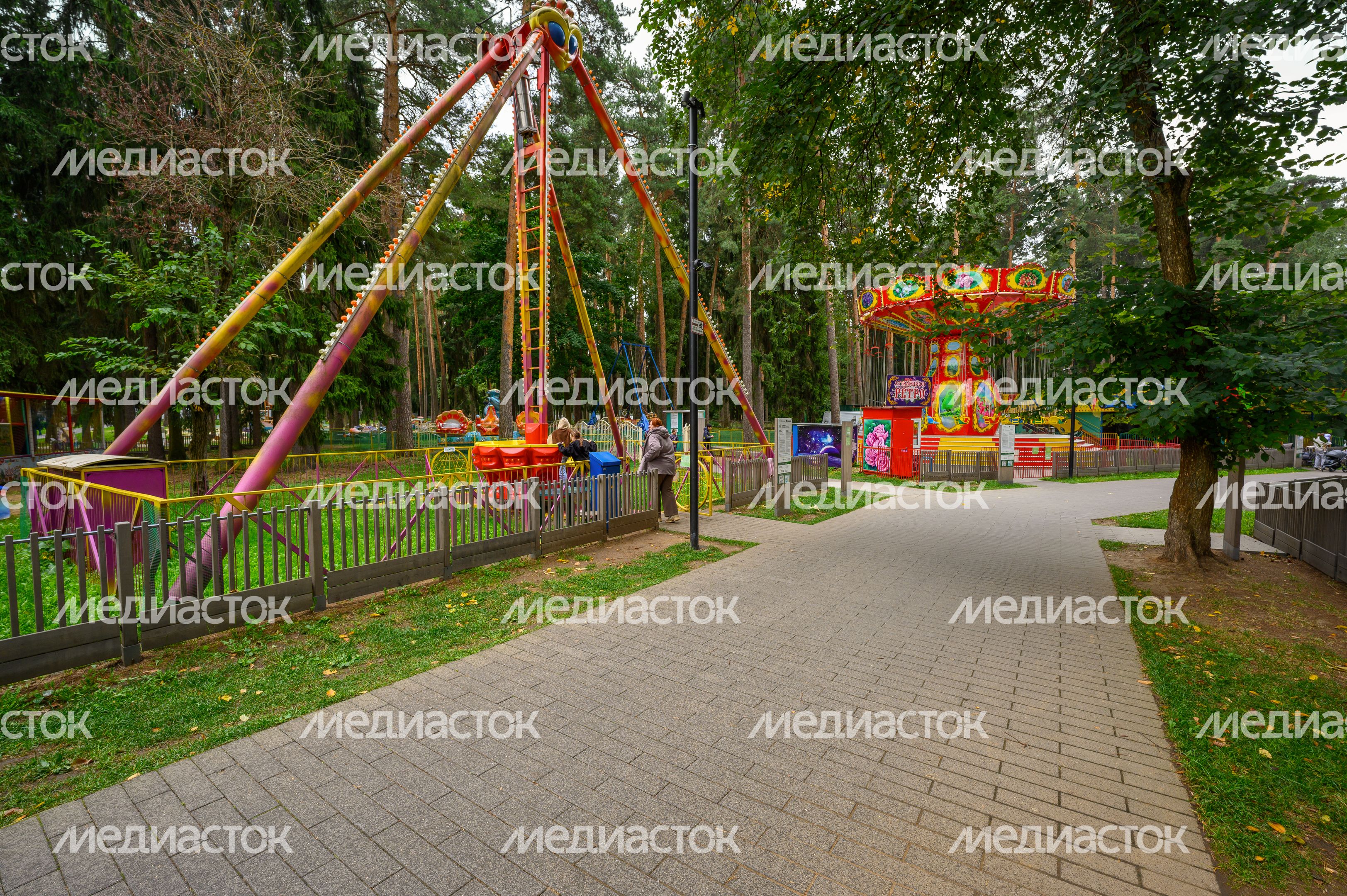 Аттракционы в Центральном парке культуры и отдыха Жуковского летом Аттракционы в Центральном парке культуры и отдыха Жуковского летом