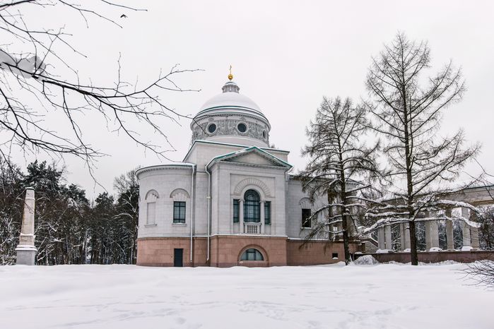 Храм Архангела Михаила у колоннады в музее-заповеднике «Архангельское» округа Красногорск