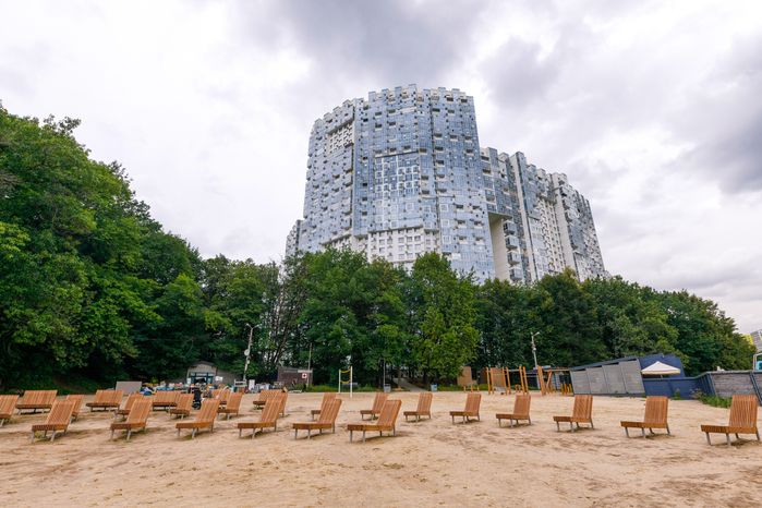 Пляж на берегу канала имени Москвы в парке имени Л.Н. Толстого в Химках