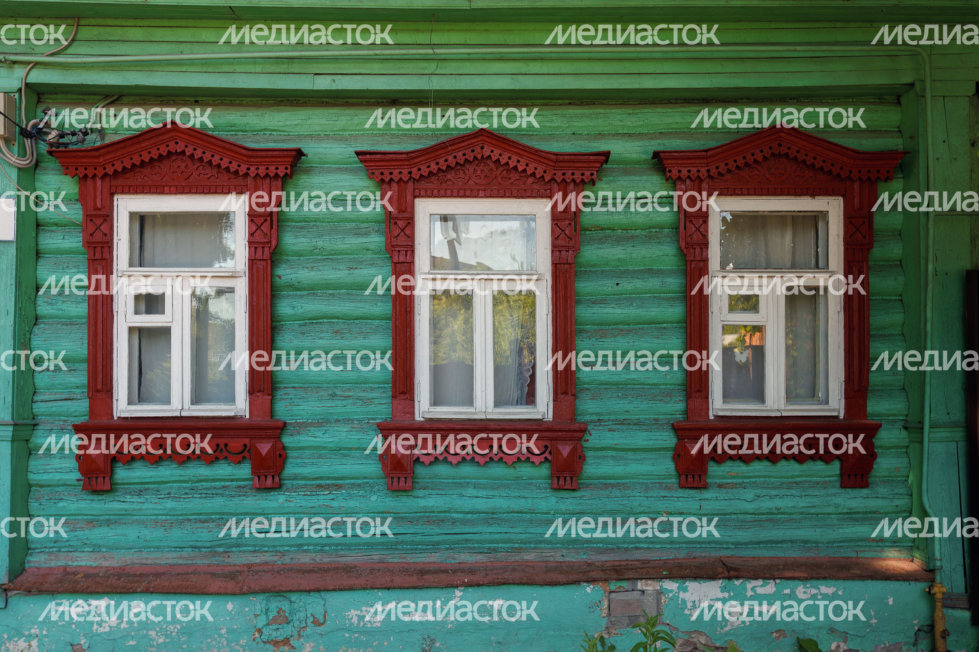 Летние виды улицы Московской со старинными домами в Звенигороде Летние виды улицы Московской со старинными домами в Звенигороде