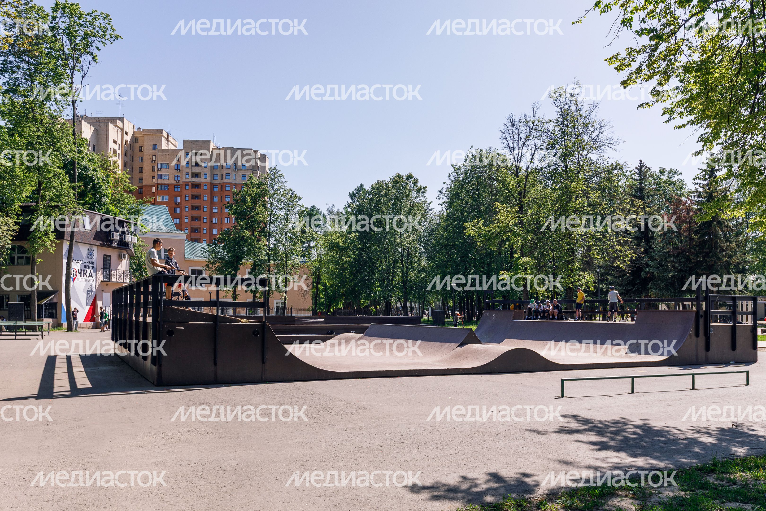 Скейт-площадка в Центральном парке культуры и отдыха «Пушкинский» в Пушкино летом Скейт-площадка в Центральном парке культуры и отдыха «Пушкинский» в Пушкино летом