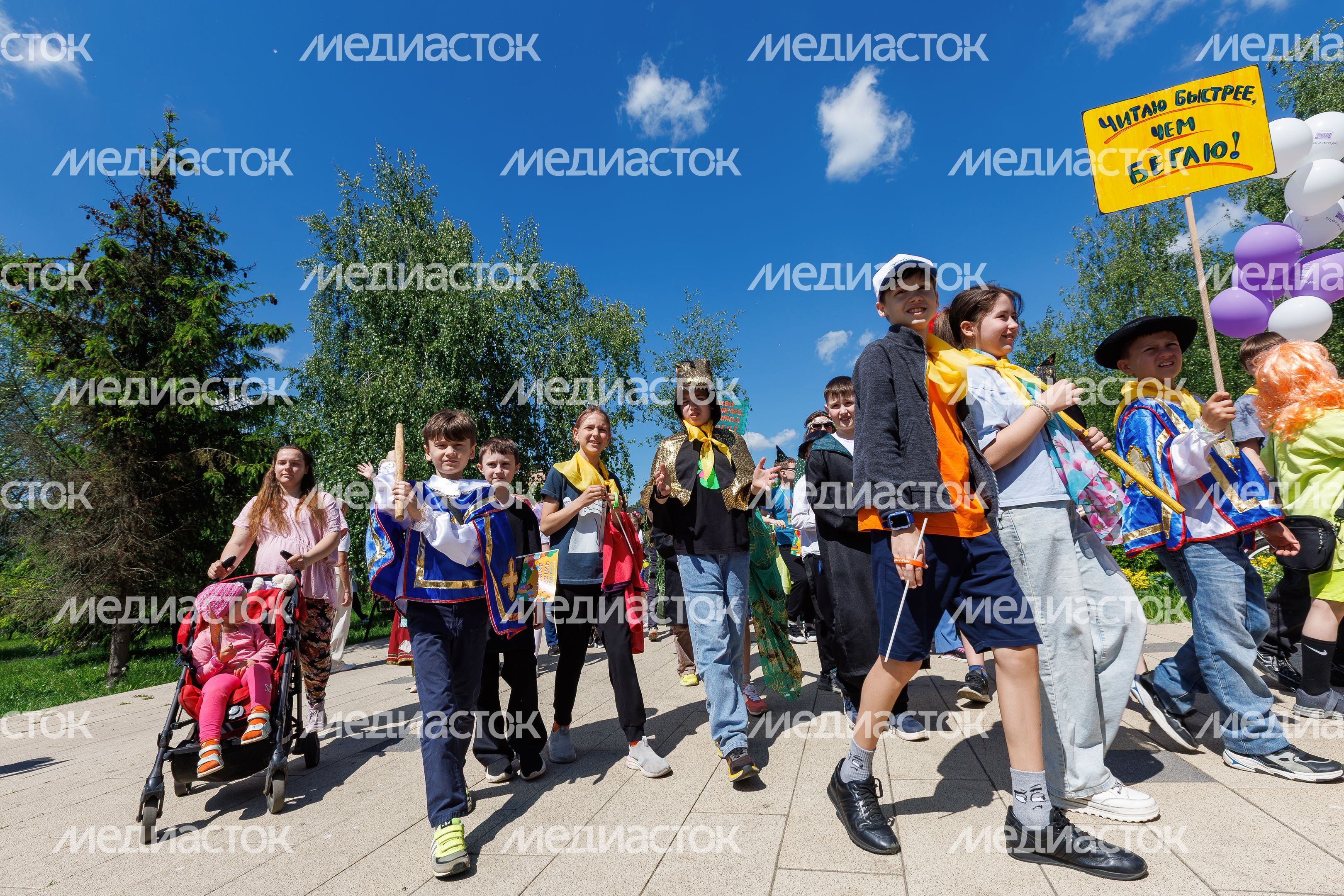 Шествие сказочных героев на открытии книжного фестиваля «Читаем вместе» в парке Мира Мытищ Шествие сказочных героев на открытии книжного фестиваля «Читаем вместе» в парке Мира Мытищ
