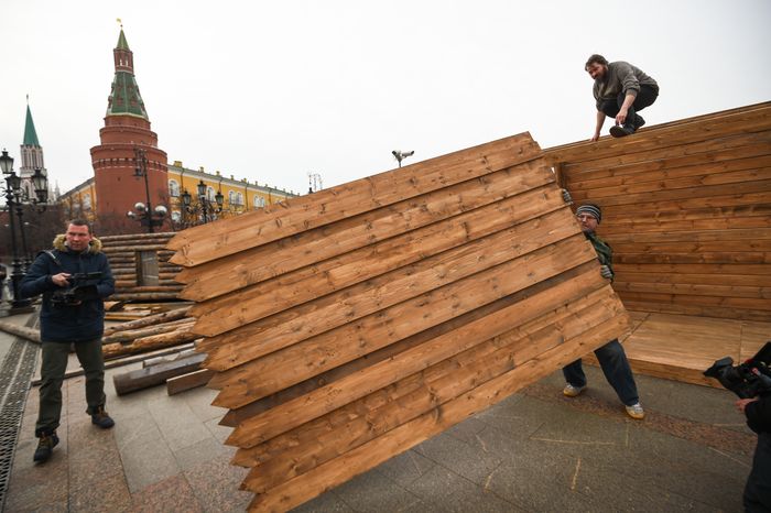 Монтаж инсталляций для фестиваля «Московская Масленица» на Манежной площади