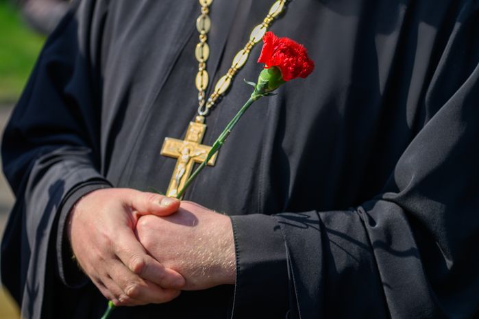 Возложение цветов к мемориалу в Дмитровском округе в преддверие Дня Победы