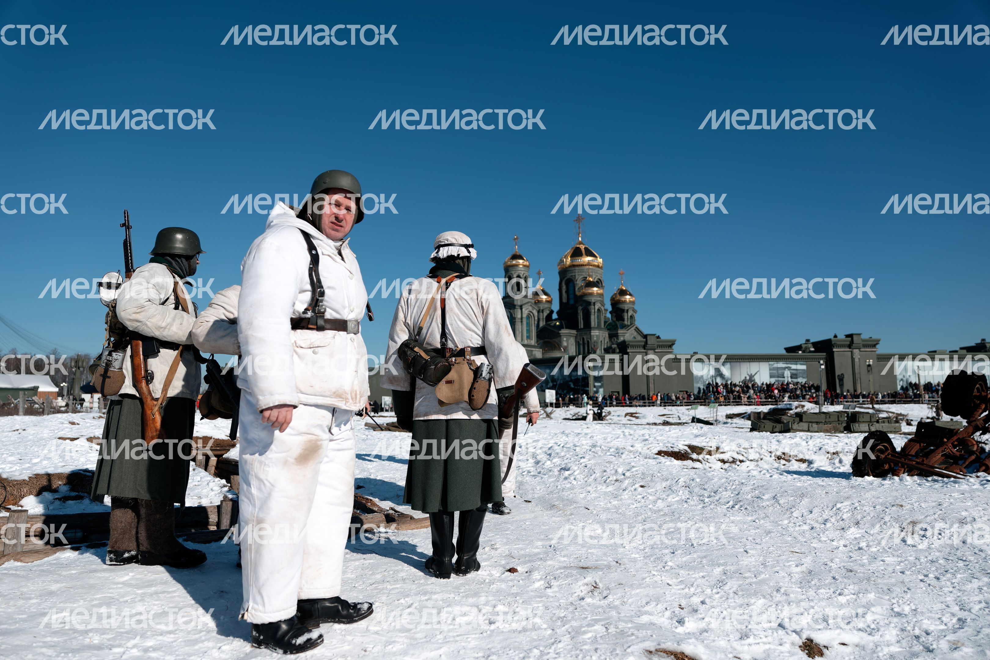Военно-историческая реконструкция битвы за Сталинград у храма ВС РФ в Кубинке Военно-историческая реконструкция битвы за Сталинград у храма ВС РФ в Кубинке