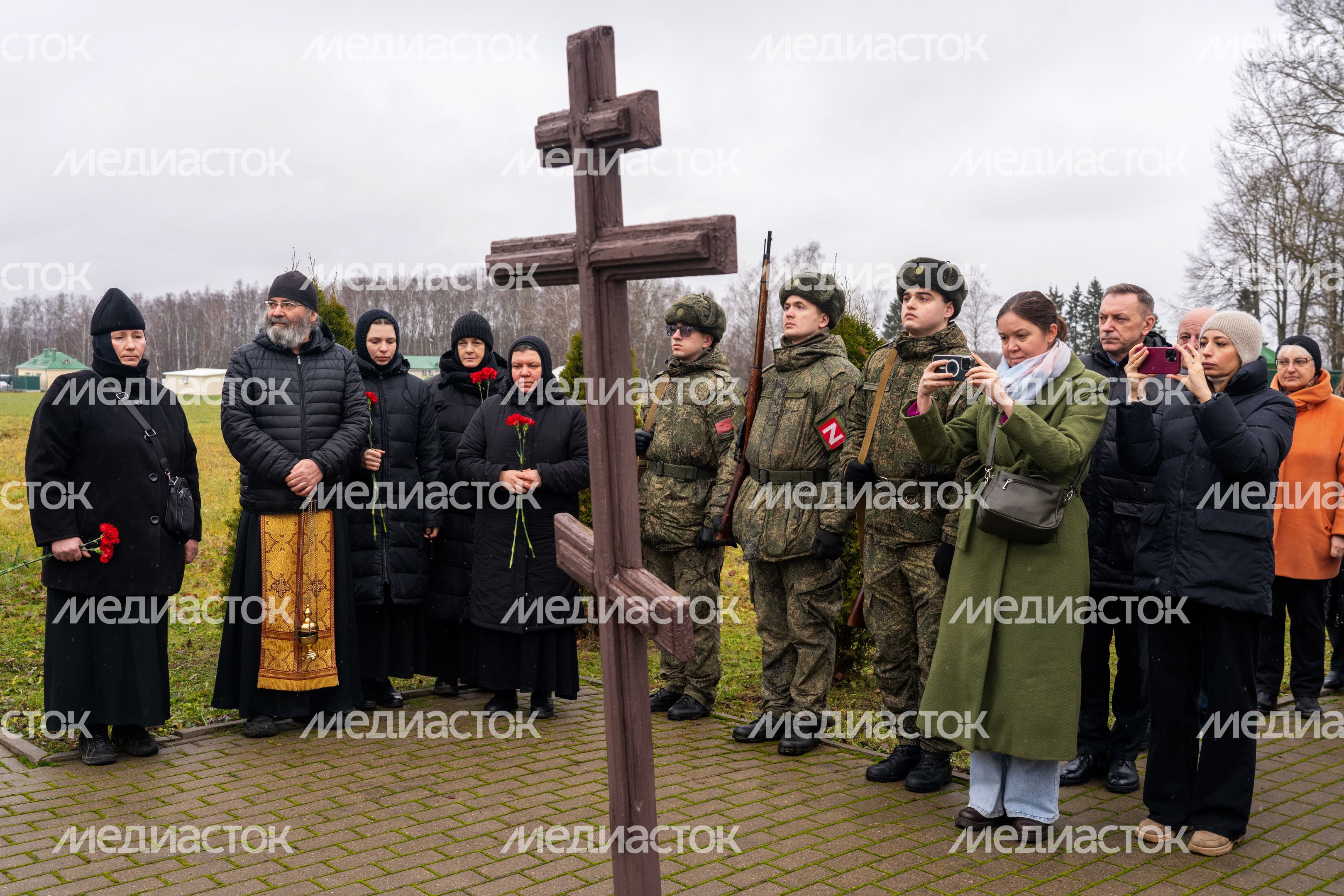 Возложение цветов к могиле Неизвестного солдата на Бородинском поле