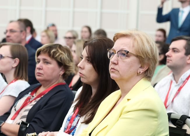 Пленарная сессия форума "Россия и мир: тренды здорового долголетия"