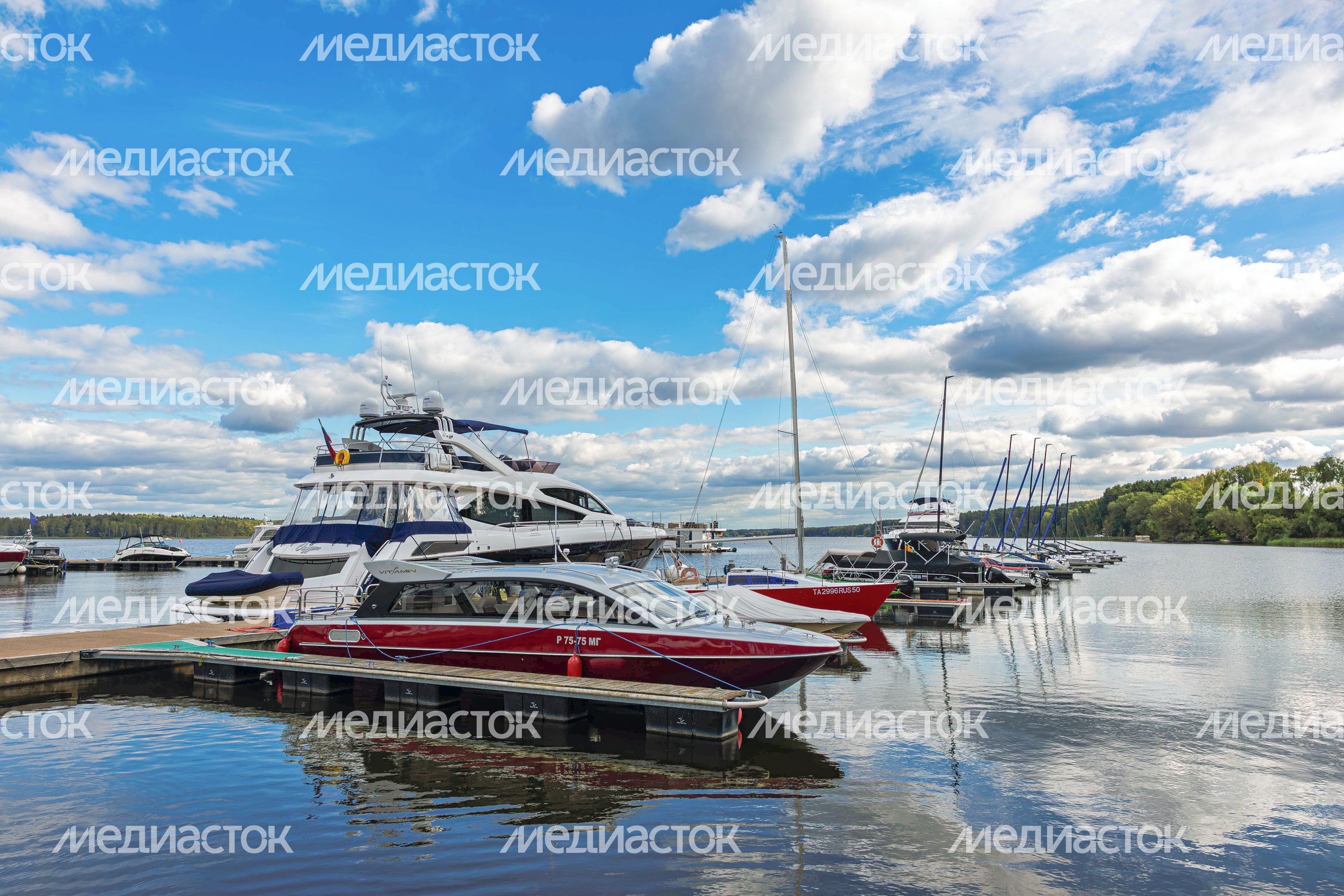Яхты на причале яхт-клуба Tenzor Sailing Club в Мытищах на берегу Пестовского водохранилища Яхты на причале яхт-клуба Tenzor Sailing Club в Мытищах на берегу Пестовского водохранилища