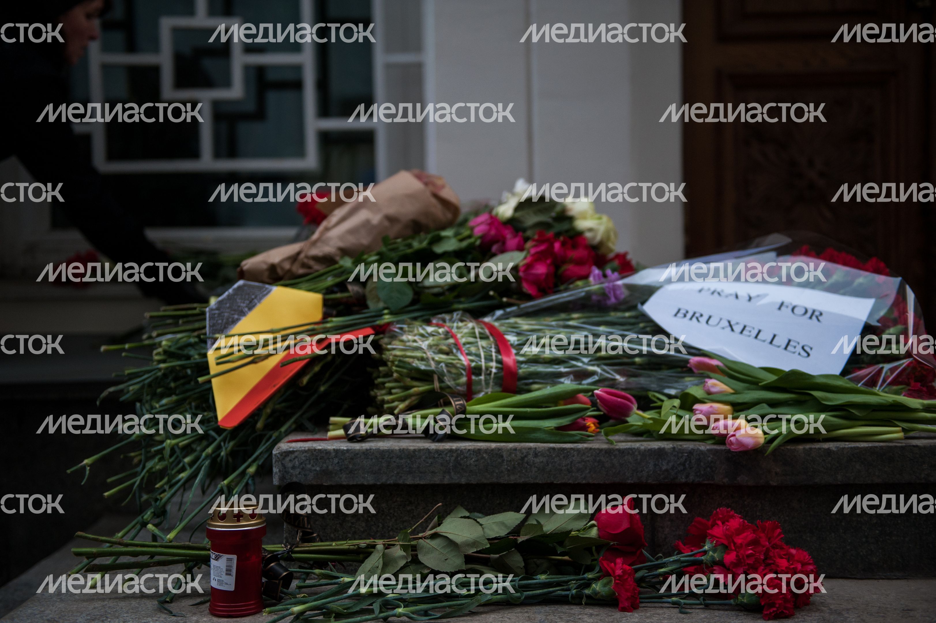 Москвичи несут цветы к посольству Бельгии