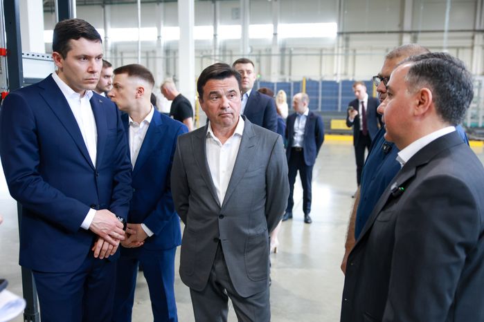 Андрей Воробьев и Антон Алиханов посетили новый логистический комплекс "Глория Джинс" под Подольском