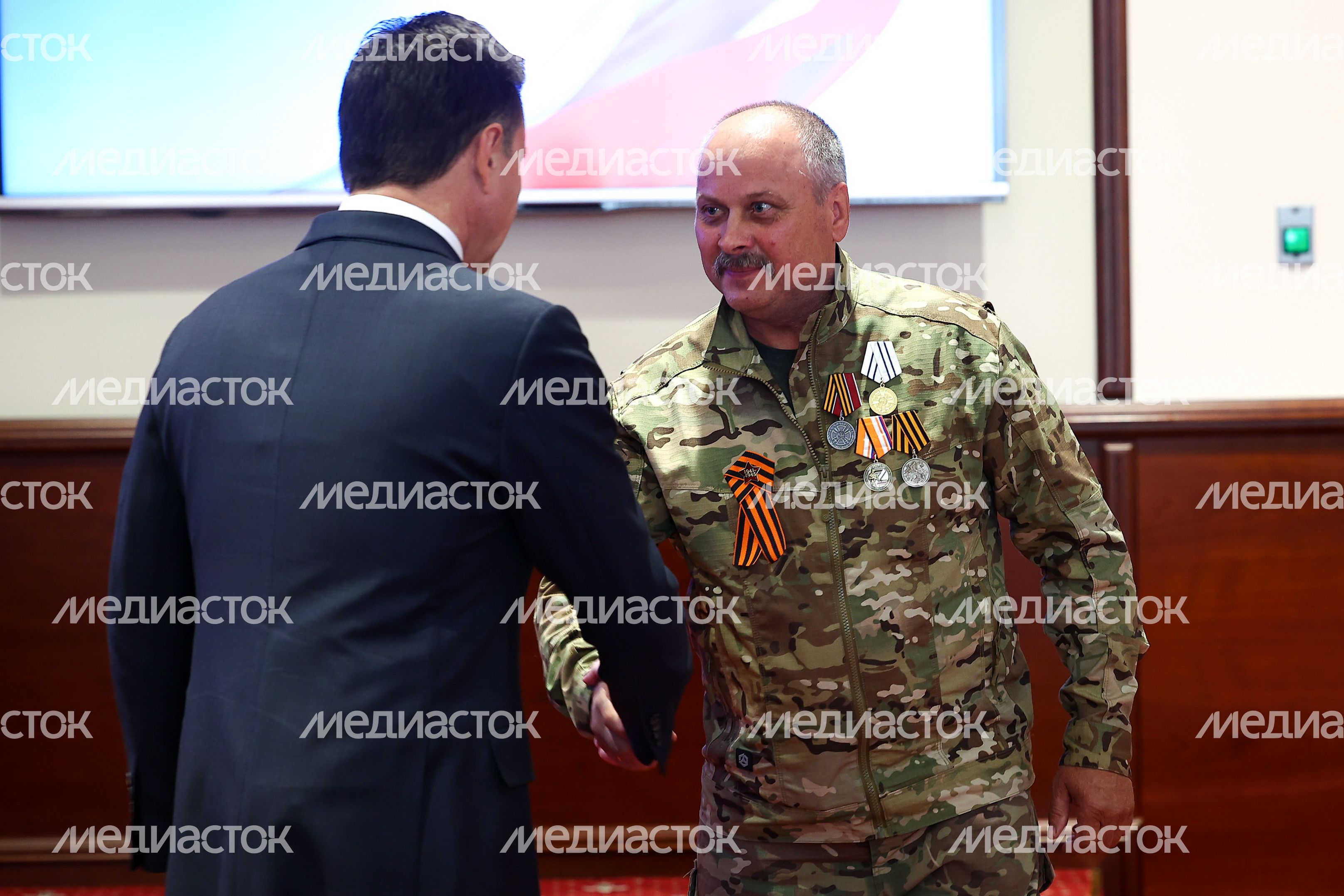 Губернатор вручил государственные награды добровольцам отряда БАРС