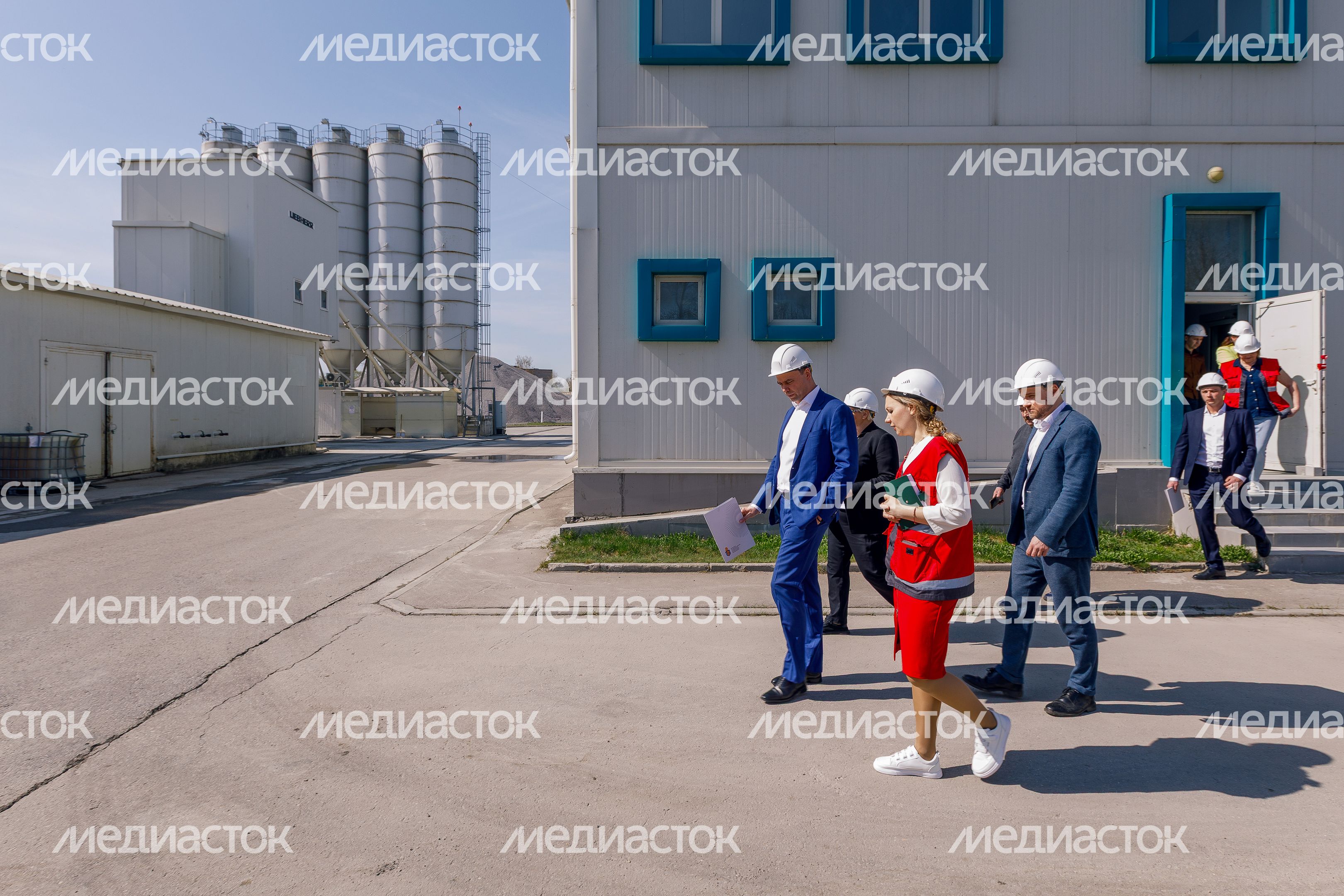 Всеволод Волосевич с отраслевыми заместителями глав округов посетил асфальтобетонный завод в Солнечногорске