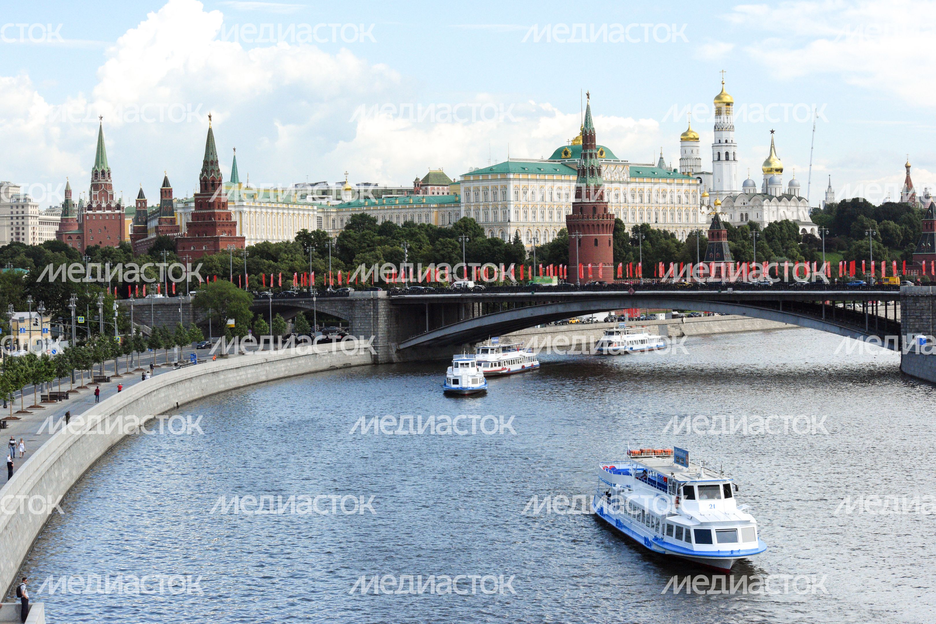 Речной парад в честь старта пассажирской навигации по Москве-реке