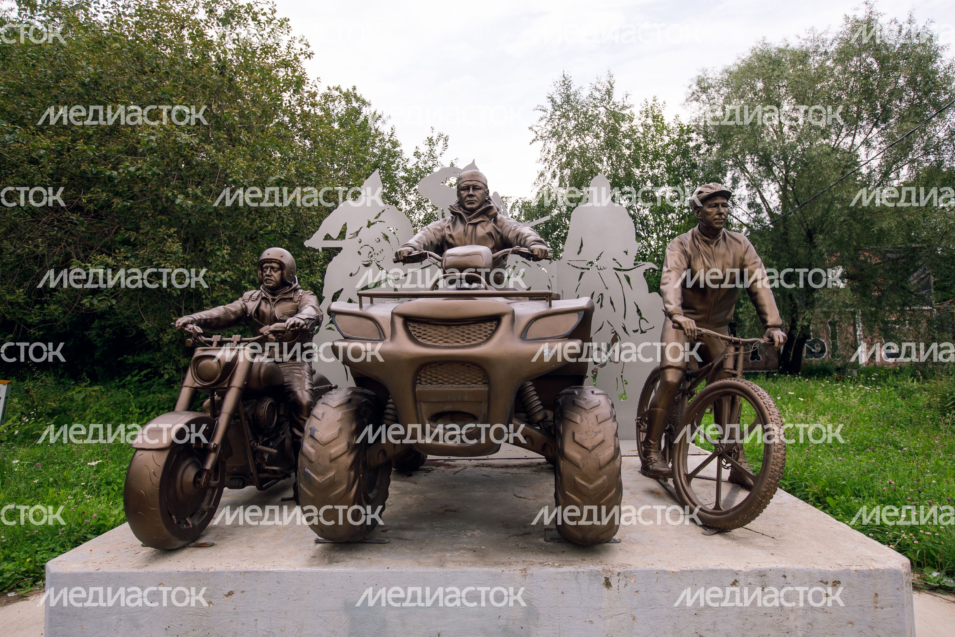 Долгопрудный. Скульптурная композиция "Три богатыря"
