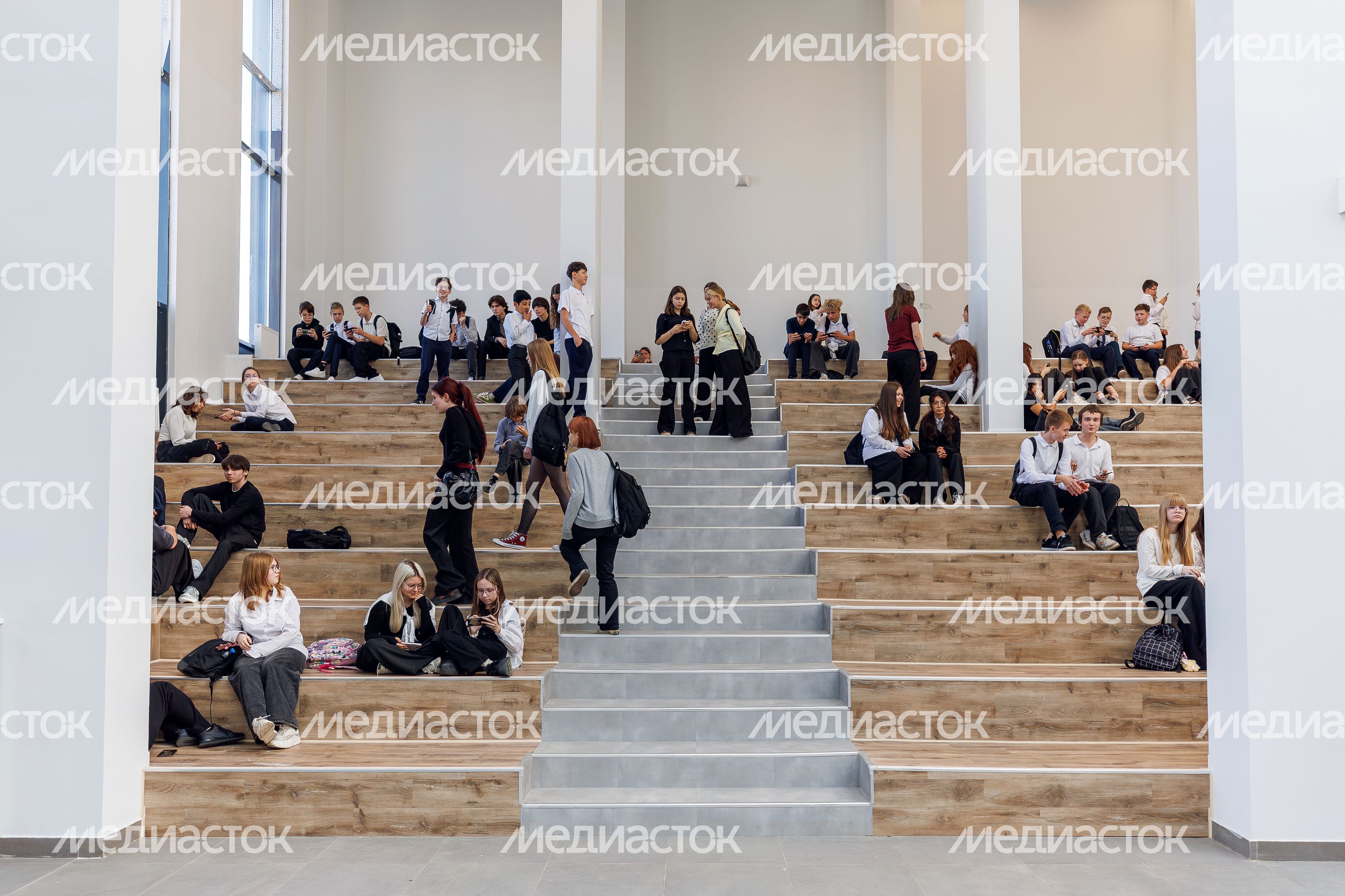 Пространство для отдыха в новой средней школе №20 на 1100 мест в микрорайоне Подрезково города Химки Пространство для отдыха в новой средней школе №20 на 1100 мест в микрорайоне Подрезково города Химки