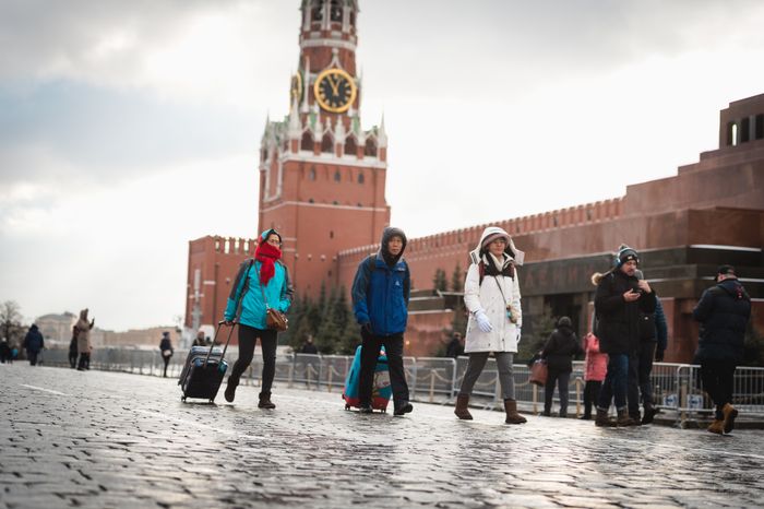 Люди в масках в период эпидемии коронавируса
