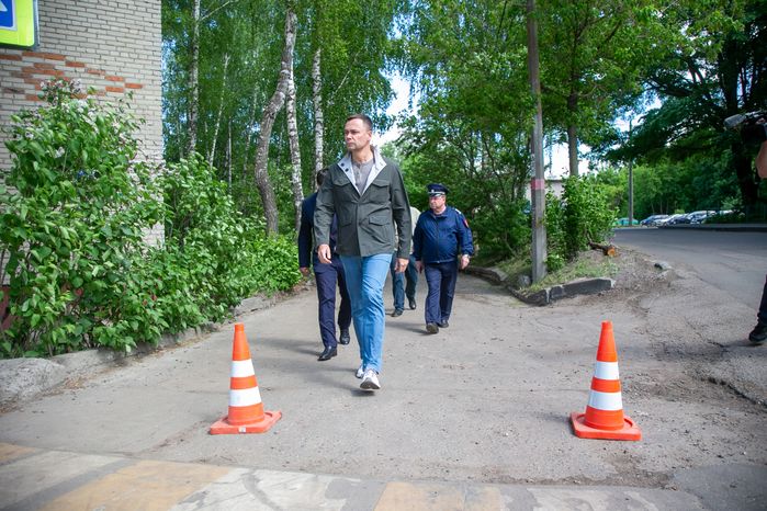 Всеволод Волосевич оценил выполнение работ по благоустройству дворовых территорий и «народных троп»