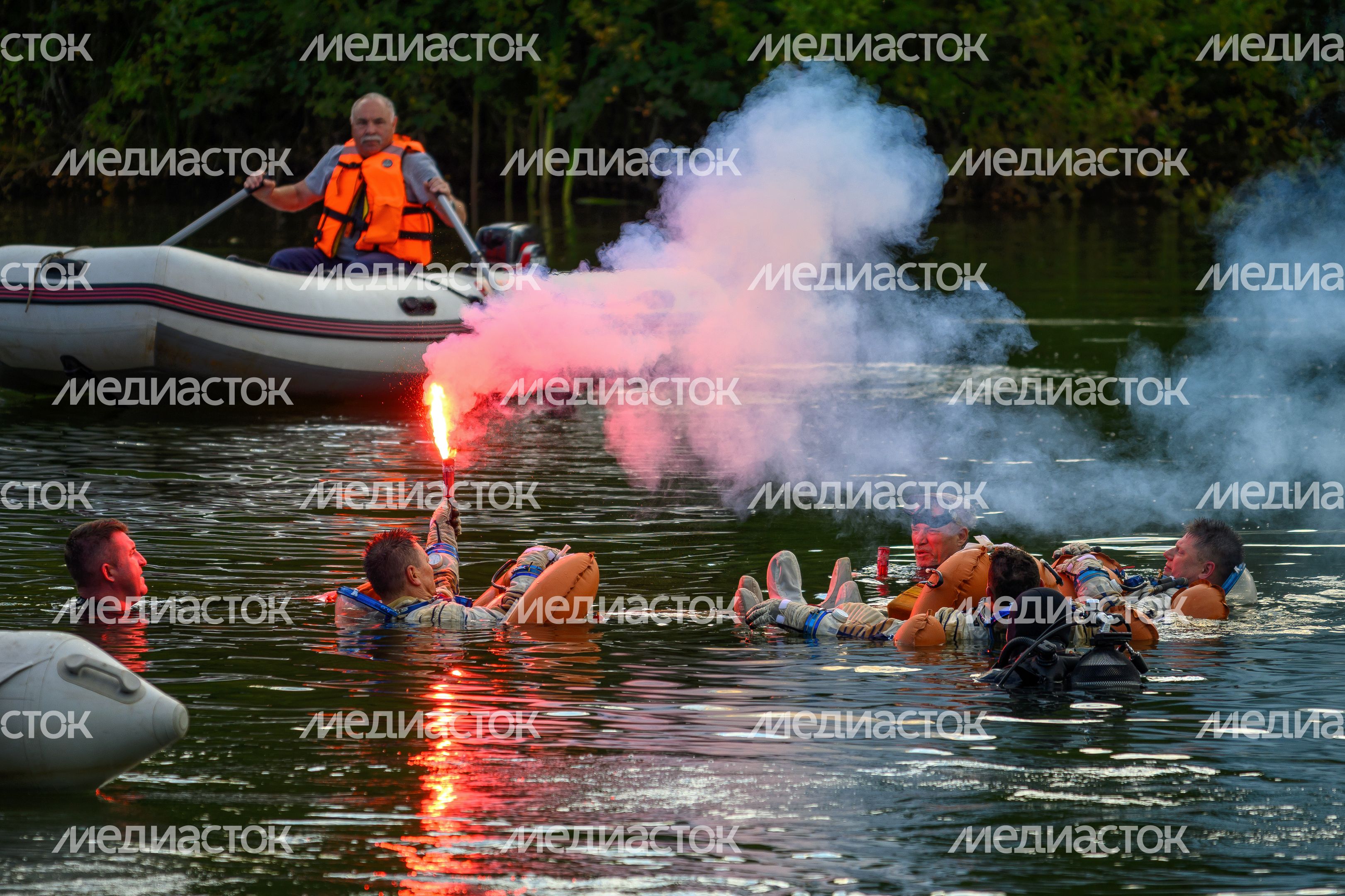 Тренировка космонавтов по действиям после посадки на водную поверхность в Ногинском спасательном центре МЧС России