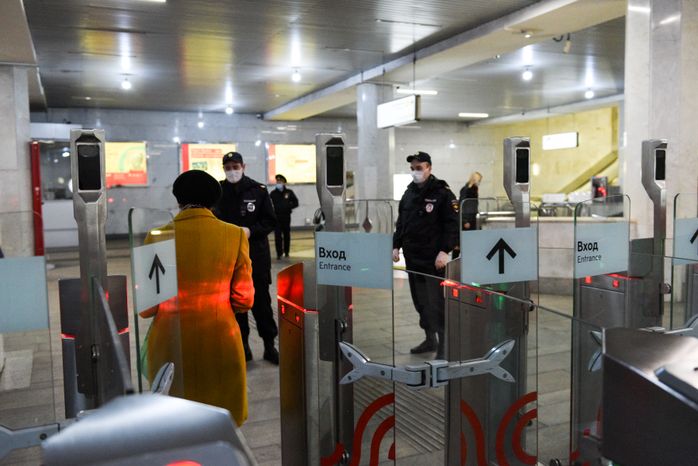 Проверка электронных пропусков в московском метро