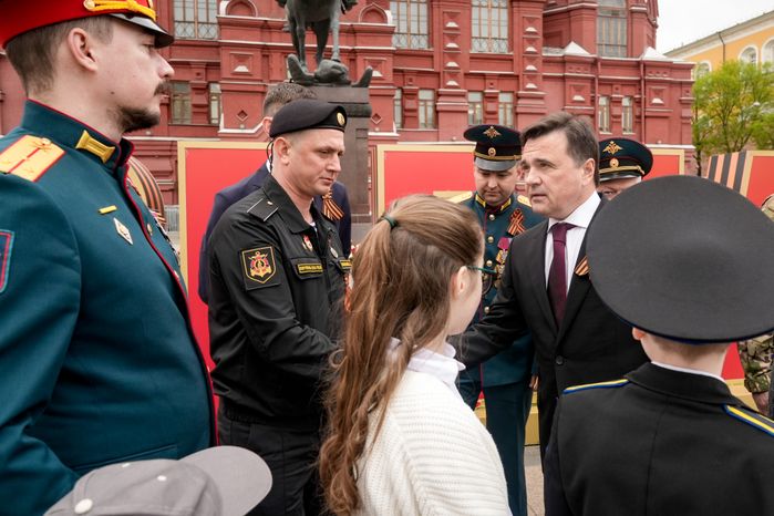 Андрей Воробьев вместе с героями СВО и детьми возложил цветы к Вечному огню у стен Кремля