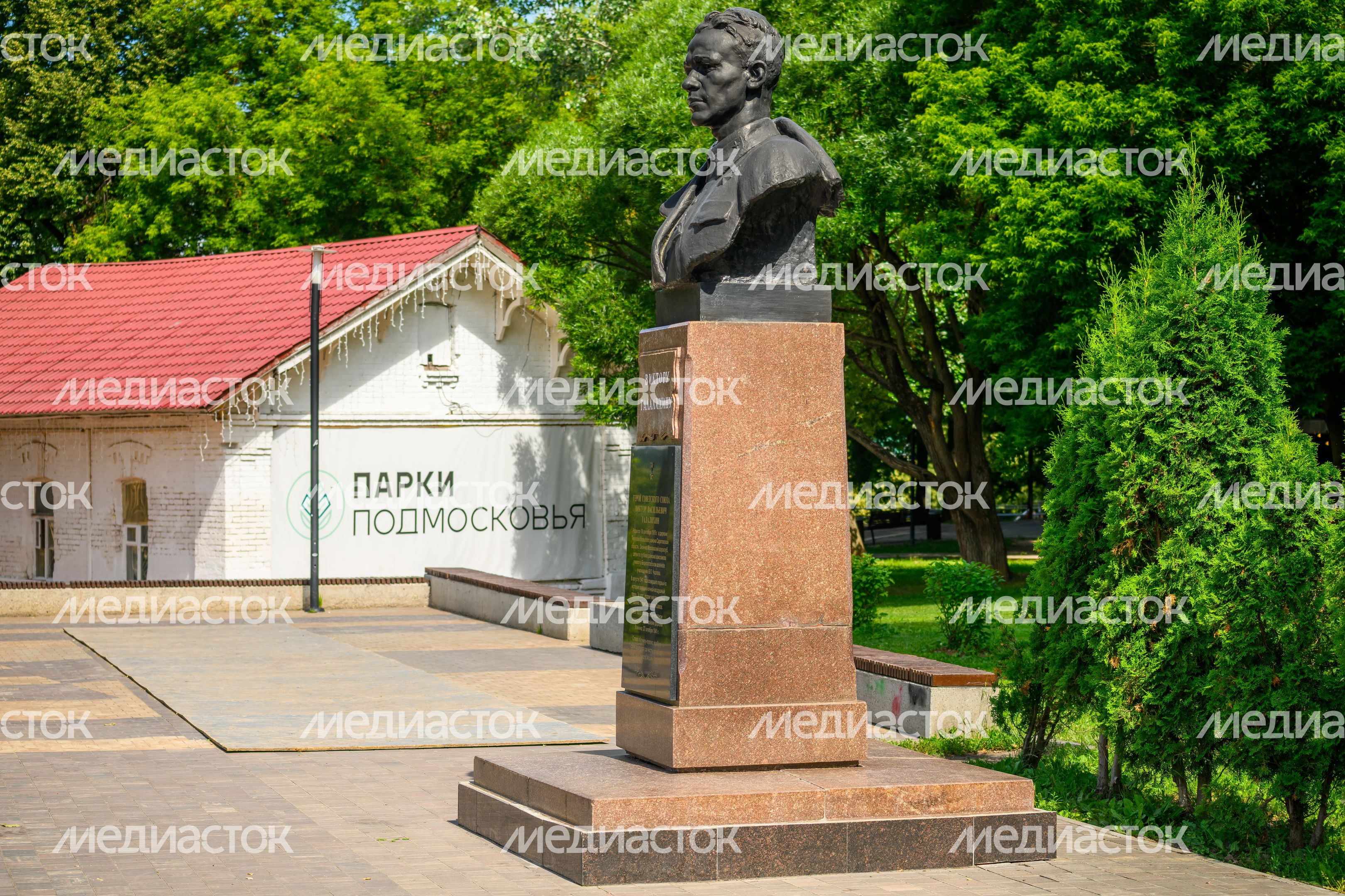 Памятник Виктору Талалихину в парк культуры и отдыха имени Виктора Талалихина в Подольске