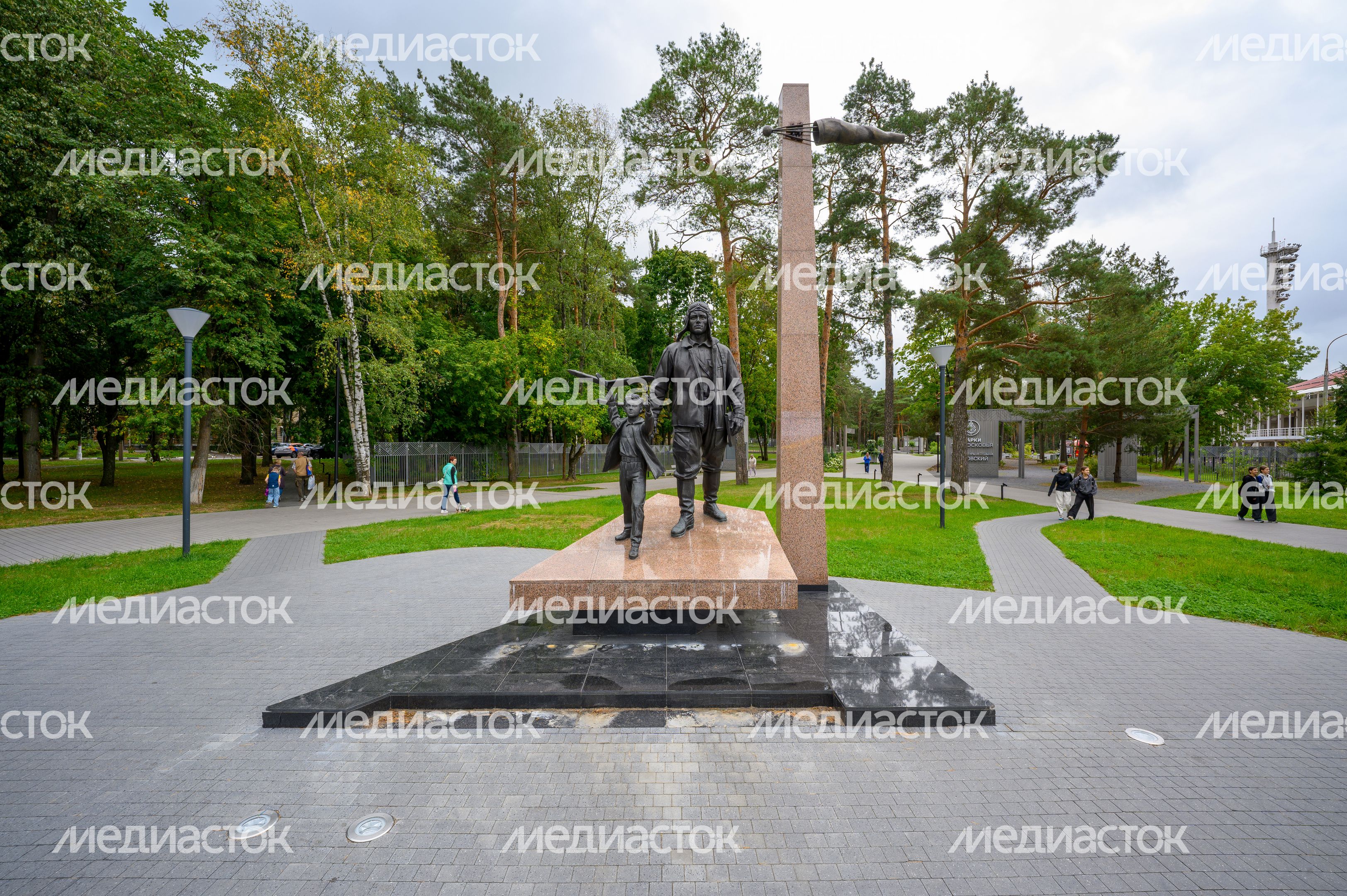 Скульптурная композиция «Авиаторы» в Жуковском