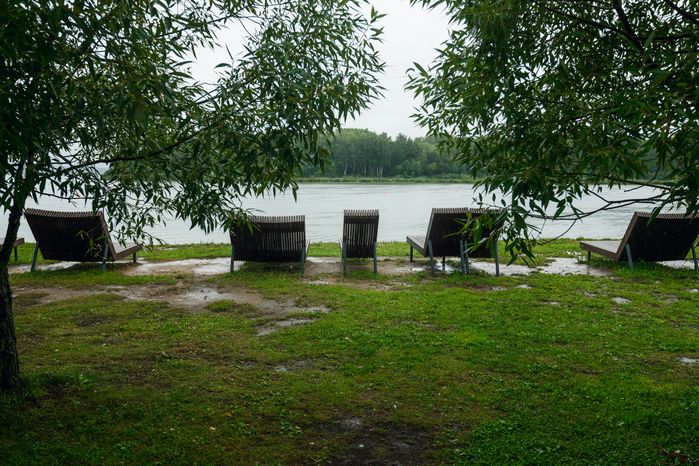 Шезлонги на набережной в парке «Спортивный» на берегу озера Сенеж в Солнечногорске