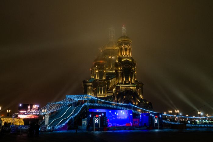 Новогодняя иллюминация на Соборной площади Главного храма Вооруженных Сил России в парке «Патриот»