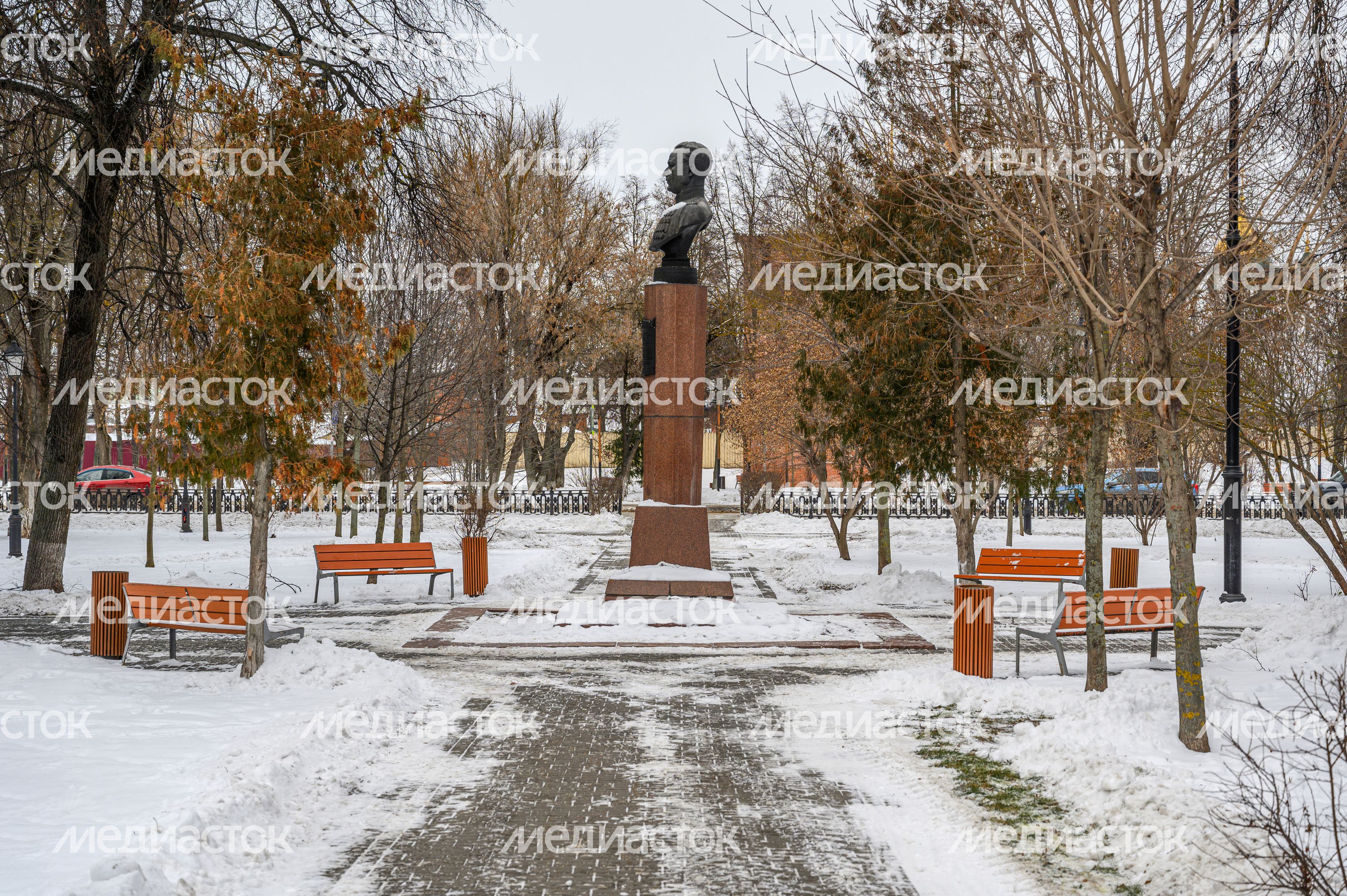 Бюст дважды Героя Советского Союза В.А. Зайцева в сквере его имени в Коломне Бюст дважды Героя Советского Союза В.А. Зайцева в сквере его имени в Коломне
