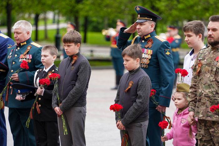 Участники специальной военной операции с детьми возложили цветы к Могиле Неизвестного Солдата