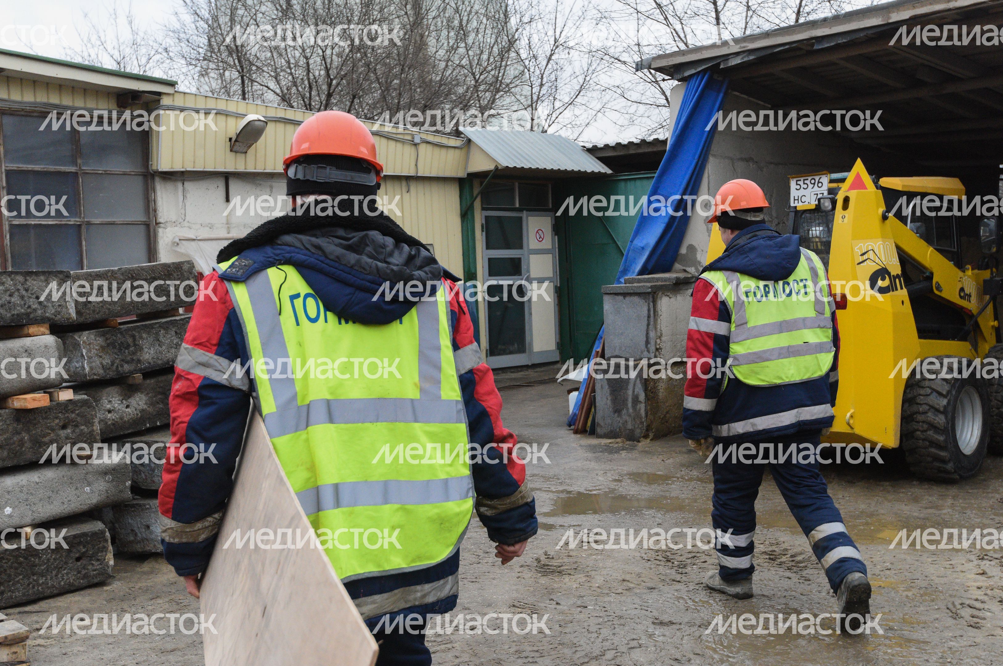 Процесс обработки гранитного камня специалистами ГБУ «Гормост» для облицовки стен подземных пешеходных переходов в Москве Процесс обработки гранитного камня специалистами ГБУ «Гормост» для облицовки стен подземных пешеходных переходов в Москве