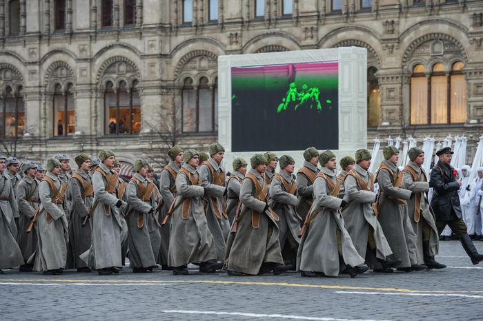 Торжественный марш в честь парада 1941 года на Красной площади в Москве