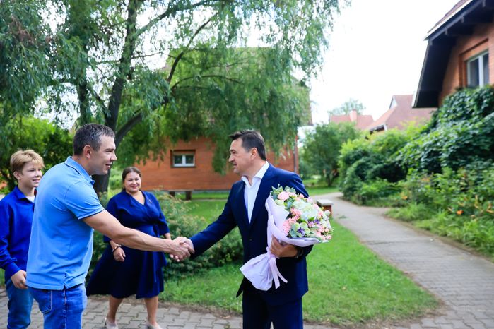 Посещение Губернатором Подмосковья семьи принявшей под опеку самое большое количество детей-сирот из Донбасса