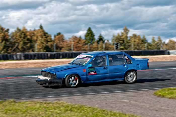 Дрифт-гонка автомобилей по автодрому Moscow Raceway на фестивале «Дрифт Экспо» в Волоколамске