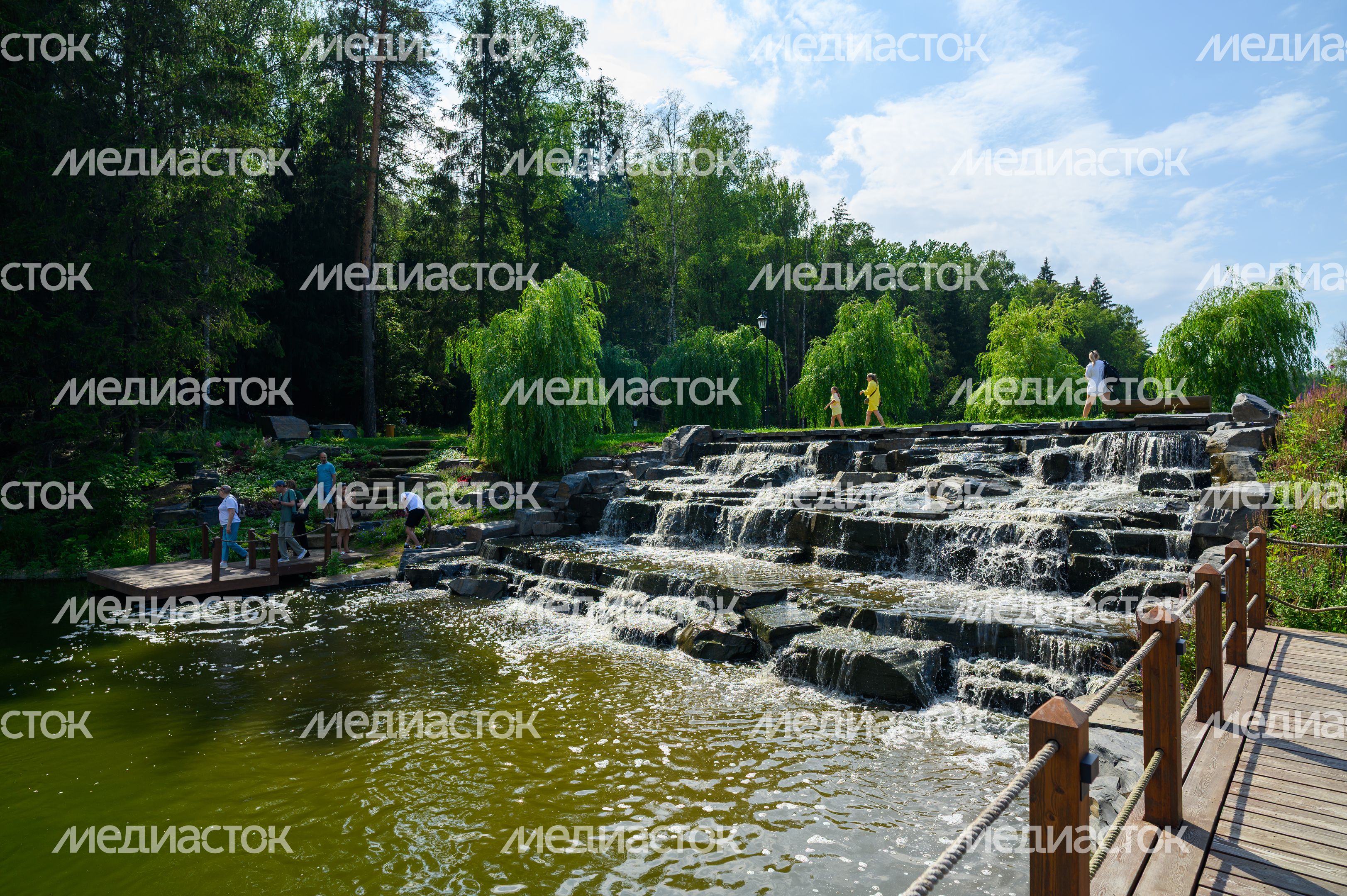 Водопад в лесопарке «Ближняя дача» в Мытищах Водопад в лесопарке «Ближняя дача» в Мытищах