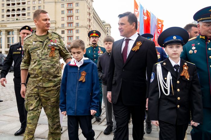Андрей Воробьев вместе с героями СВО и детьми возложил цветы к Вечному огню у стен Кремля