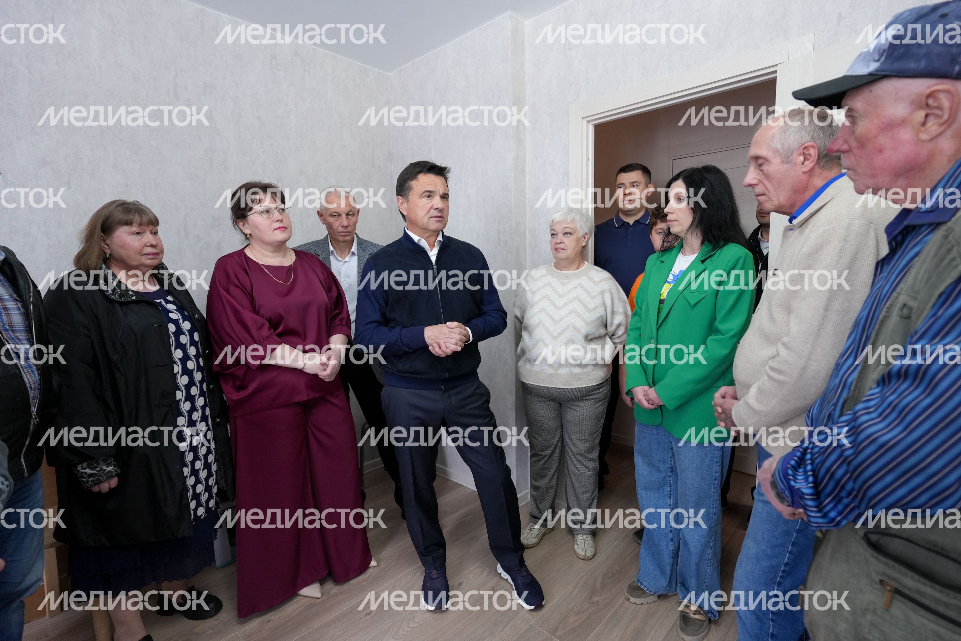 Андрей Воробьев поздравил новоселов, переехавших из аварийного жилья в новую многоэтажку в п. Южный г.о. Подольск Андрей Воробьев поздравил новоселов, переехавших из аварийного жилья в новую многоэтажку в п. Южный г.о. Подольск