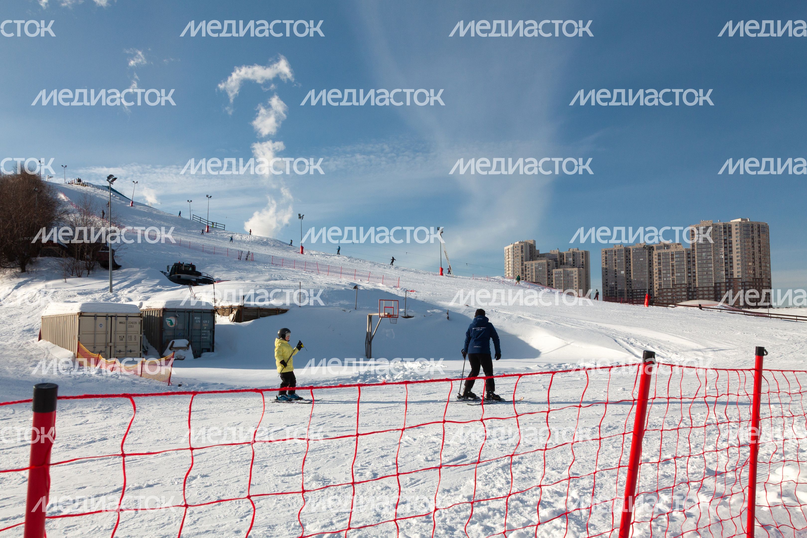 Лыжник на горнолыжном склоне Дзержинского карьера зимой